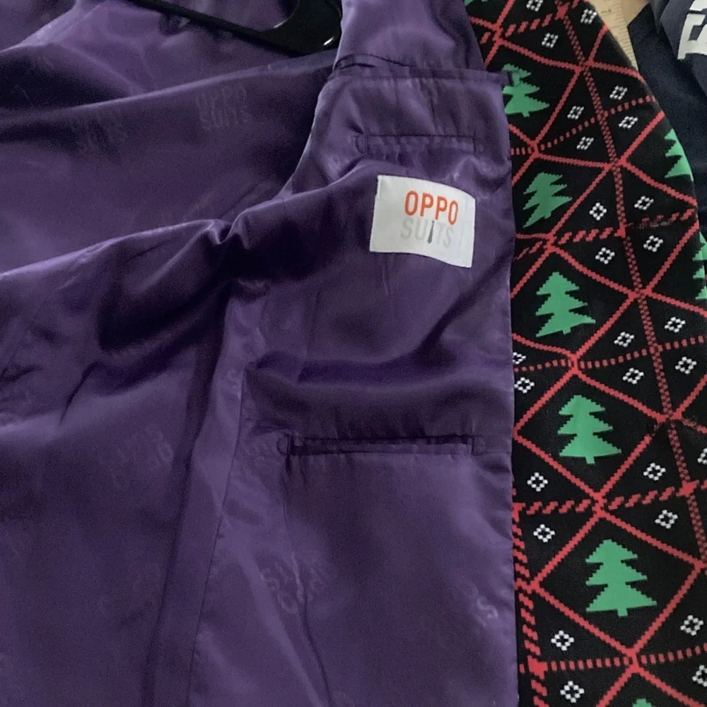 OPPO SUITS Christmas Blazer Mens 36 red and green design on black background